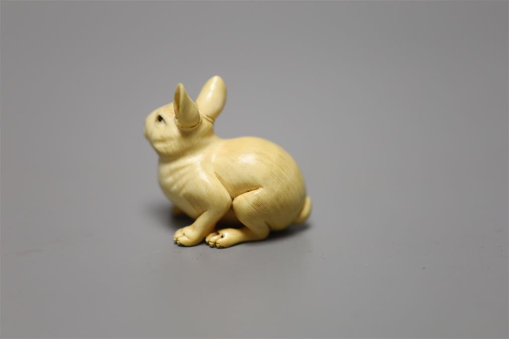 A Japanese ivory netsuke of a rabbit, late 19th /early 20th century, height 3.5cm